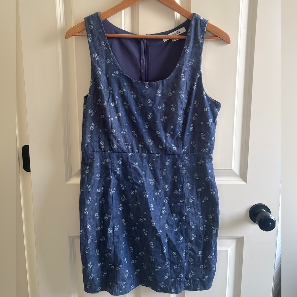 Like new Forever 21 chambray blue Floral Dress, size L, fits like M. Mini. 90s